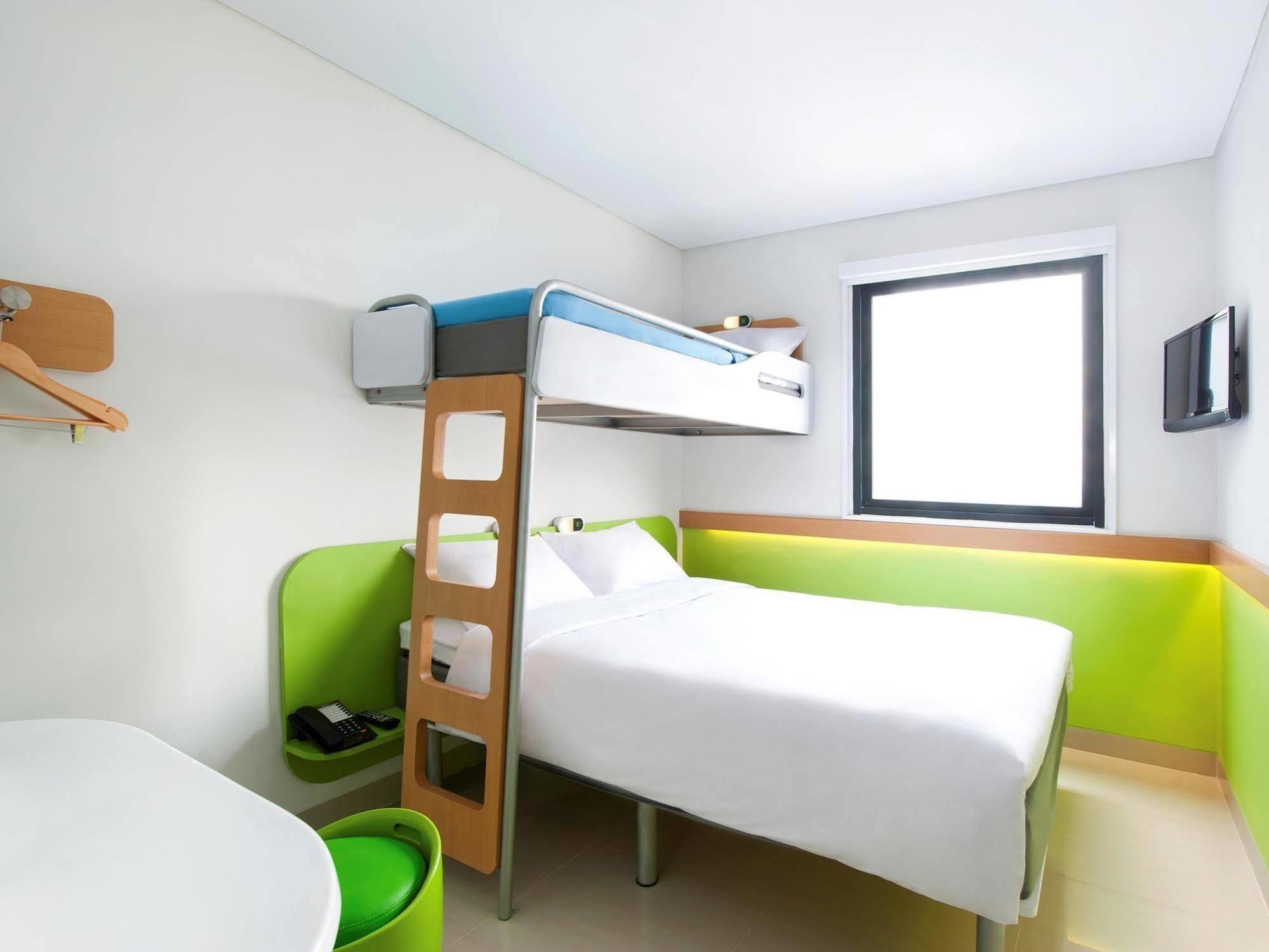 Ibis Budget Jakarta Daan Mogot Exterior photo