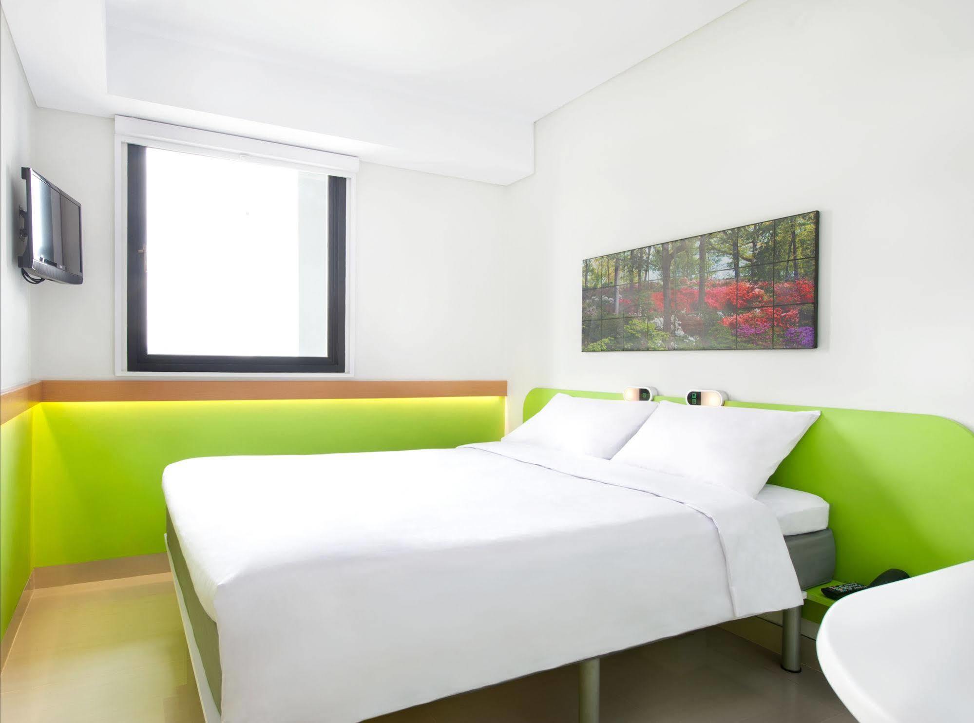Ibis Budget Jakarta Daan Mogot Exterior photo